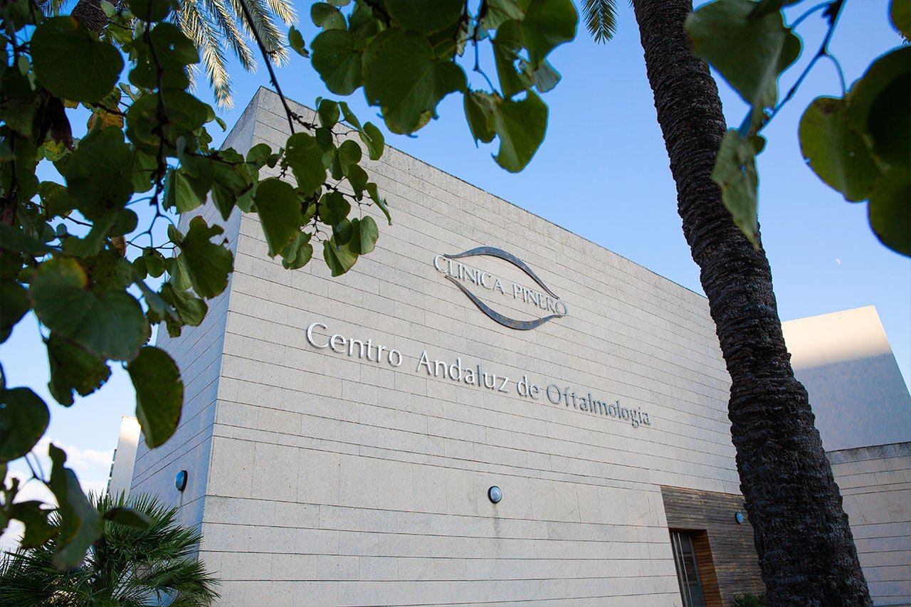 clinica-pinero-oftalmologia-sevilla-edificio-entrada